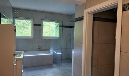 Badezimmer Top 2- mit Wanne- Dusche und Fenster (2