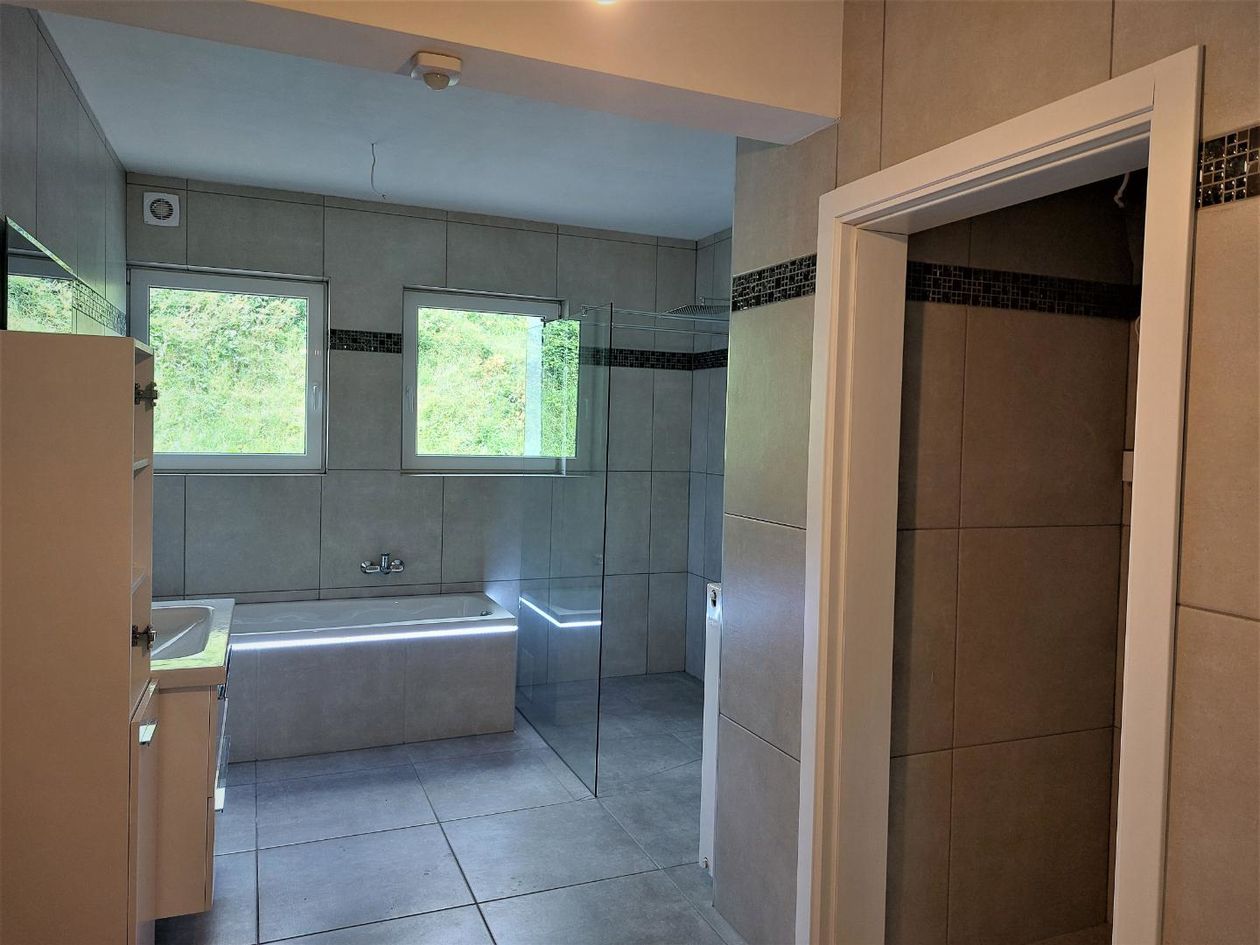 Badezimmer Top 4- mit Wanne- Dusche und Fenster (2